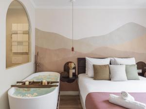 Pokój hotelowy z łóżkiem i krzesłem w obiekcie Ms Champs Elysées Avenue w Paryżu