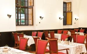 A restaurant or other place to eat at Hotel Klastrom