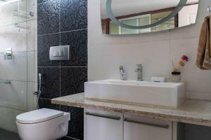 Bilik mandi di StayVista at The Lilly Ooty with Breakfast +24 gambar