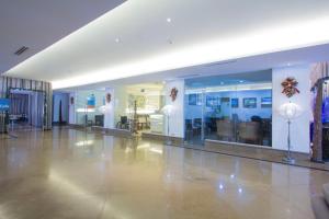 Ο χώρος του λόμπι ή της ρεσεψιόν στο Crown Regency Suites Mactan