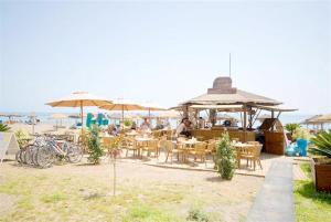 a restaurant with tables and chairs and umbrellas on the beach at Rincón Sol in Rincón de la Victoria