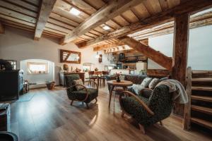 Posezení v ubytování ČÁKYHO KÚRIA - mezonetový apartmán s krbom a saunami