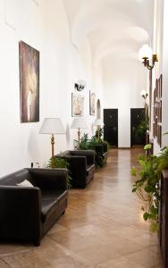 A seating area at Hotel Klastrom