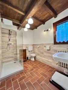 y baño con ducha, aseo y bañera. en Casale Belriguardo, en Ferrara