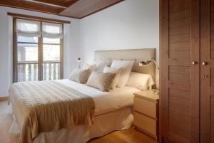 Ένα ή περισσότερα κρεβάτια σε δωμάτιο στο Val de Ruda Luxe 69 by FeelFree Rentals