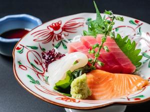 ein Teller mit Fisch und Gemüse darauf in der Unterkunft HAKONE GORA ONSEN Hotel Kasansui in Hakone