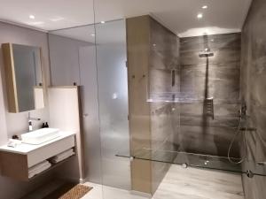 La salle de bains est pourvue d'une douche en verre et d'un lavabo. dans l'établissement Lauradale Accommodation, à Stellenbosch
