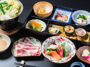 eine Lunchbox mit verschiedenen Arten von Speisen in der Unterkunft HAKONE GORA ONSEN Hotel Kasansui in Hakone