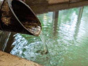 a person is pouring water into a pool of water at HAKONE GORA ONSEN Hotel Kasansui in Hakone