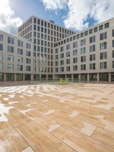 una piazza vuota di fronte a un grande edificio di limehome Berlin Müllerstraße - Digital Access a Berlino