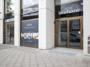 une façade de magasin avec portes vitrées dans une rue dans l'établissement limehome Berlin Müllerstraße - Digital Access, à Berlin