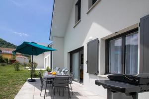 Patio alebo iná vonkajšia časť ubytovania Gîte l'angélique Fleurs des Pyrénées
