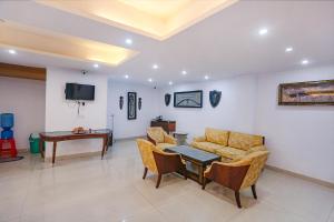 新德里的住宿－FabExpress Taj Home Stay，客厅配有沙发和桌子