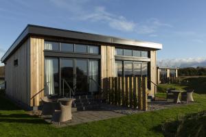 una casa pequeña con muchas ventanas en Dundonald Links, en Dreghorn