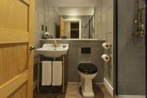 La petite salle de bains est pourvue d'un lavabo et de toilettes. dans l'établissement Dundonald Links, à Dreghorn