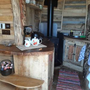 uma cozinha com um balcão com chávenas de chá e um fogão em HOBLEY House Holiday em Craven Arms