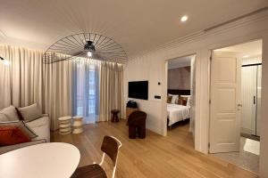 salon z kanapą, łóżkiem i żyrandolem w obiekcie OPERA PROMENADE 2 Brand-new! 2 rooms next to the sea w Nicei