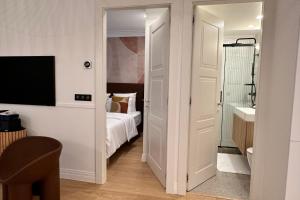 sypialnia z łóżkiem oraz łazienka z lustrem w obiekcie OPERA PROMENADE 2 Brand-new! 2 rooms next to the sea w Nicei