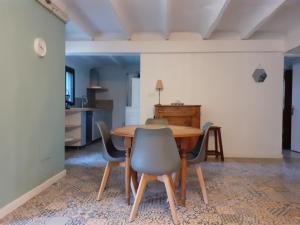 - une salle à manger avec une table et des chaises en bois dans l'établissement Montpellier Boutonnet avec jardin, à Montpellier