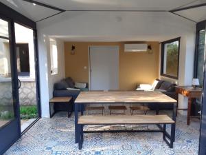 a living room with a table and a couch at Montpellier Boutonnet avec jardin in Montpellier
