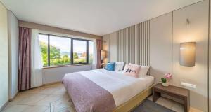 Un pat sau paturi într-o cameră la MIA SeePark Hotel Murten