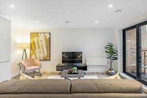 a living room with a couch and a tv at Tailored Stays - Central Cambridge, Lacon House in Cambridge