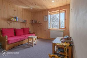 阿尔克河畔博讷瓦勒Chalet Le Bois Joli的客厅设有红色的沙发和窗户。