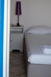 A bed or beds in a room at Beach House in Tinos island