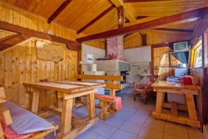 una cocina con paredes y mesas de madera en una cabaña en Andrea in Sertić Poljana - Haus für 6 Personen, en Lagos de Plitvice