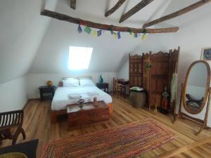 Schlafzimmer mit einem Bett und Holzboden in der Unterkunft Les Chatougoulis in Les Bordes-sur-Lez