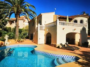dom z basenem przed domem w obiekcie Deanna Magnifique villa vue mer situé à 1,5 Km de la plage w mieście Calpe