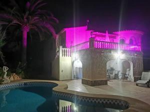 Basen w obiekcie Deanna Magnifique villa vue mer situé à 1,5 Km de la plage lub w pobliżu