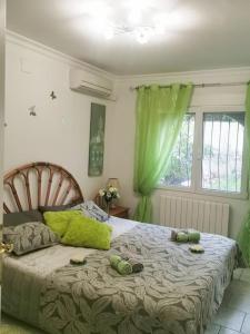sypialnia z dużym łóżkiem z zielonymi zasłonami w obiekcie Deanna Magnifique villa vue mer situé à 1,5 Km de la plage w mieście Calpe +24 zdjęcia