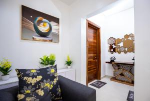 ein Wohnzimmer mit einem Sofa und einem Bild an der Wand in der Unterkunft Rushmore - Paradise Room in Lagos