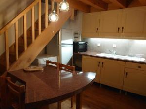 Kuchyňa alebo kuchynka v ubytovaní Appartement T3 Duplex Cures ou vacances, En plein Centre-ville Allée d'Ethigny