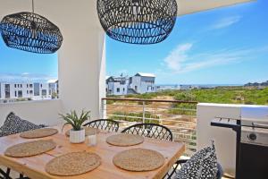 Balkón nebo terasa v ubytování Designer Beachfront Apartment in Big Bay with swimming pool- 2 bedroom, 1 Azure