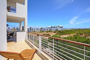 Balkón nebo terasa v ubytování Designer Beachfront Apartment in Big Bay with swimming pool- 2 bedroom, 1 Azure