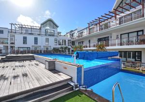 Bazén v ubytování Designer Beachfront Apartment in Big Bay with swimming pool- 2 bedroom, 1 Azure nebo v jeho okolí
