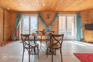 Chalet Le Bois Joli的电视和/或娱乐中心