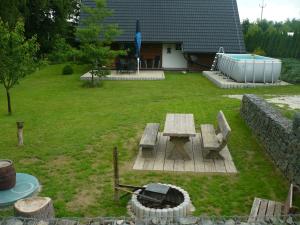 a backyard with a picnic table and a fire pit at Chalupa u Alunka in Police nad Metují