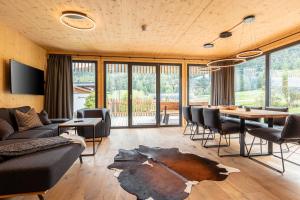 Alpenchalets Biberwier Zugspitze by ALPS RESORTS في ببيرفيير: غرفة معيشة مع طاولة مع خريطة على الأرض