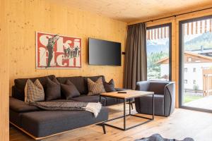 A seating area at Alpenchalets Biberwier Zugspitze by ALPS RESORTS