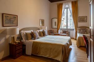 Un dormitorio con una cama grande y una ventana en Hotel Villani en Florence