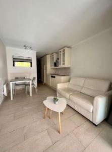 sala de estar con sofá y mesa en Casa Alessia - Villefranche-sur-mer en Villefranche-sur-Mer