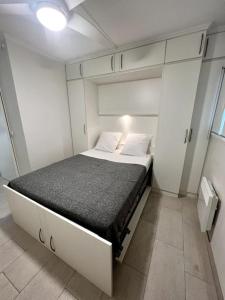 1 dormitorio con 1 cama en una habitación pequeña en Casa Alessia - Villefranche-sur-mer en Villefranche-sur-Mer