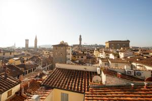 Blick auf eine Stadt mit Dächern und Gebäuden in der Unterkunft Hotel Villani in Florenz