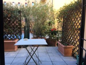 ボローニャにあるCASA KLARAの中庭の白いテーブル