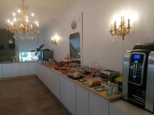 een keuken met een buffet met eten op een aanrecht bij Hôtel Les Deux Lions in Riez