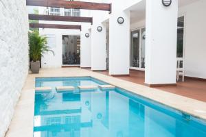 a swimming pool in the middle of a house at Hotel Latitud 15 in San Pedro Sula