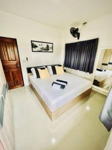 a bedroom with a large white bed with a window at Holiday house near Lamai with swimming pool. 2 bedrooms in Amphoe Koksamui